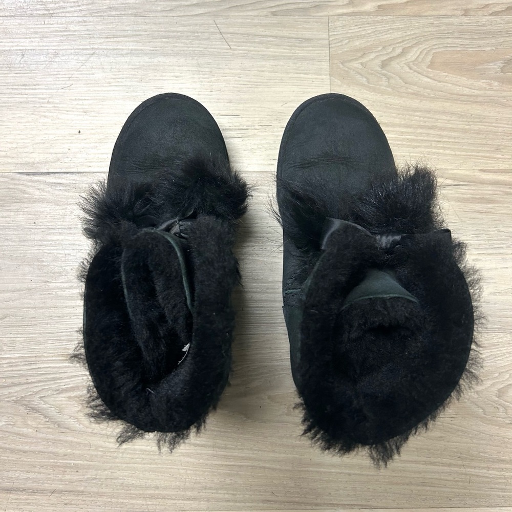 UGG Boots Gita Black Suede Pom Pom Bow Women Sz 7 Sheepskin Comfort Cozy Ankle - Picture 8 of 13